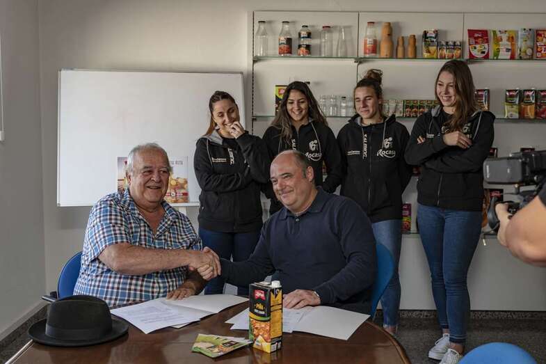 El presidente Antonio Moreno y varias jugadoras del primer equipo viajaron hasta Tenerife (Foto TA)